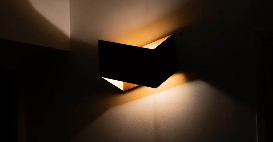 Arriba y abajo la luz de la pared LED hace que las casas brille