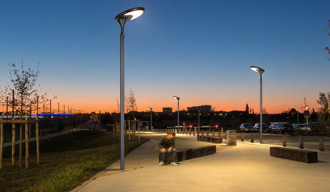 Las diferencias entre la iluminación solar al aire libre y la iluminación al aire libre de CA